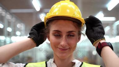 关闭肖像手册女人工人穿黄色的安全头盔穿西装绿色反光安全衣服高科技清洁工厂概念聪明的行业工人操作
